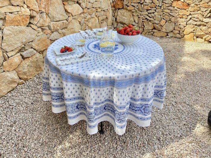 Round centered tablecloth Bastide mad ewith printed cotton, White-Blue color.